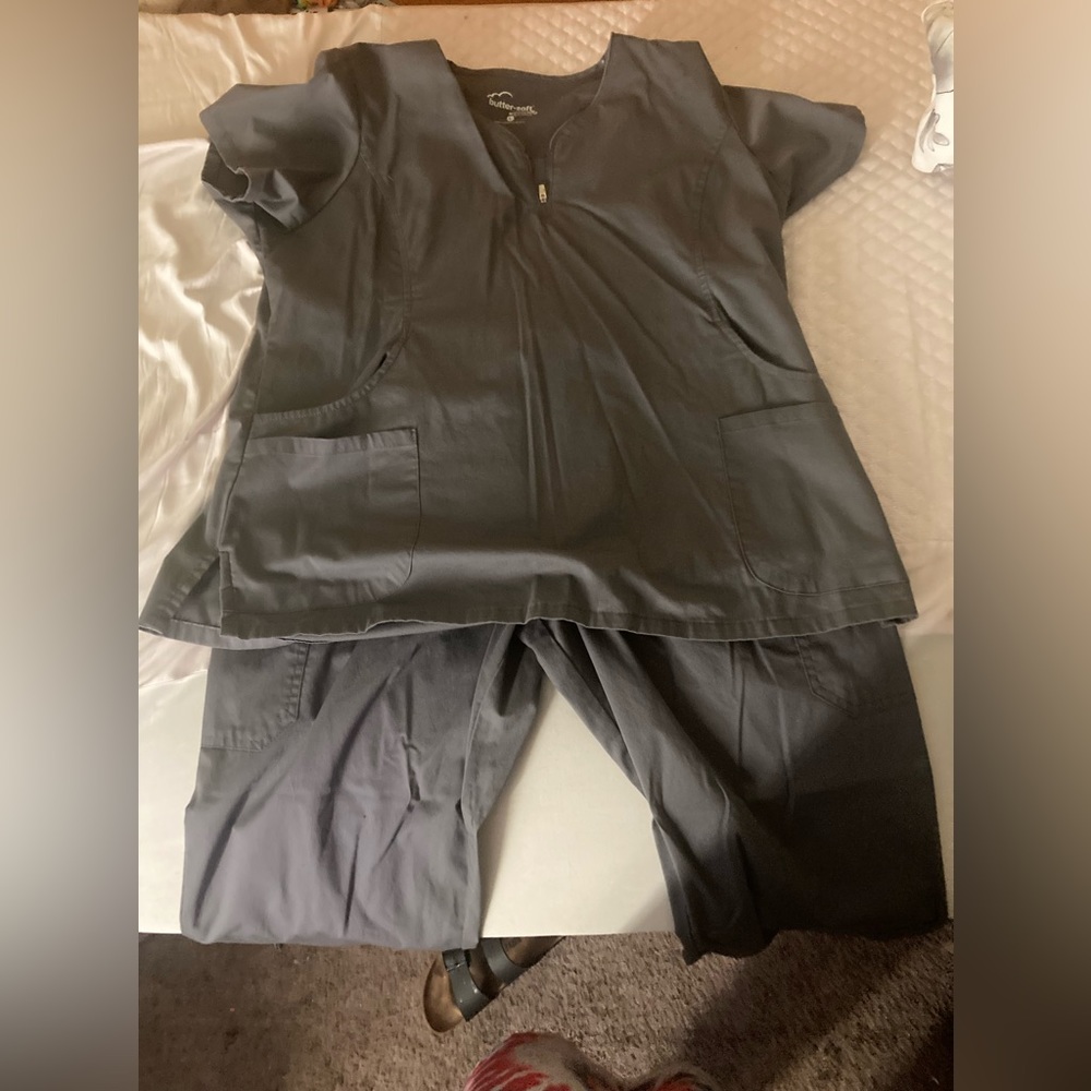 Worn once / Butter-soft scrub set